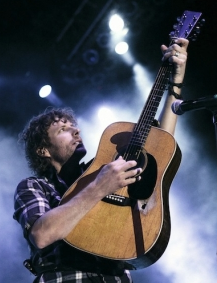 Dierks-on-stage-2011